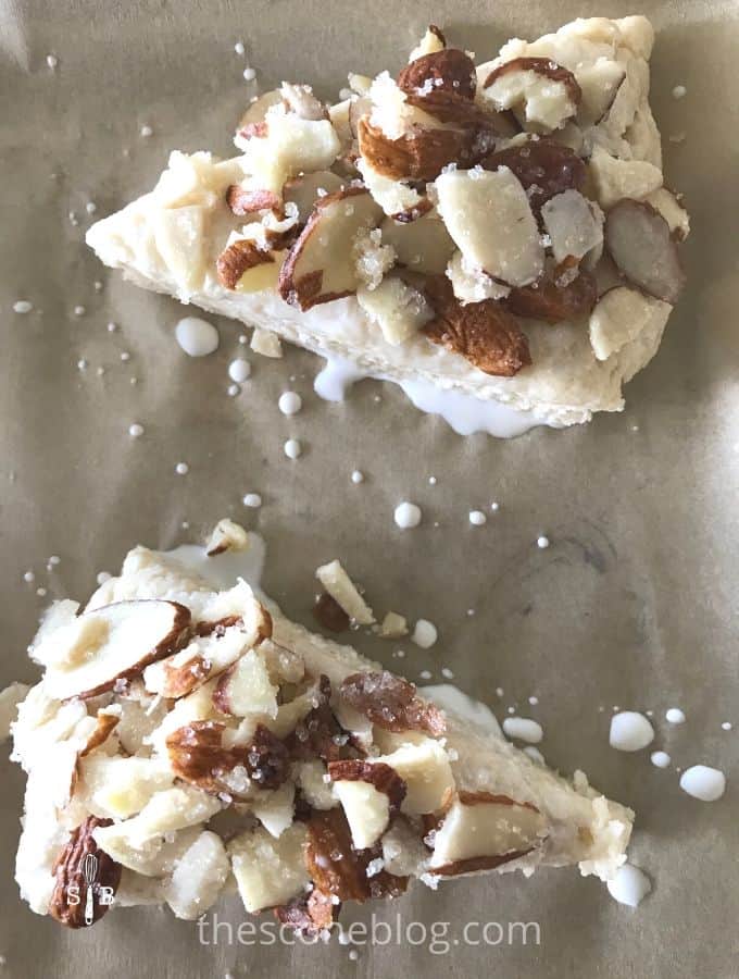 Almond scones with nut topping